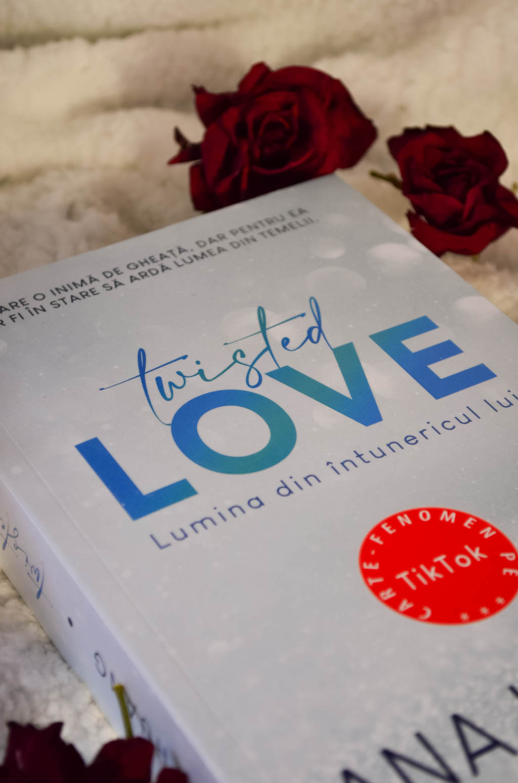 recenzie carte twisted love lumina din intunericul lui ana huang editura epica publishing house